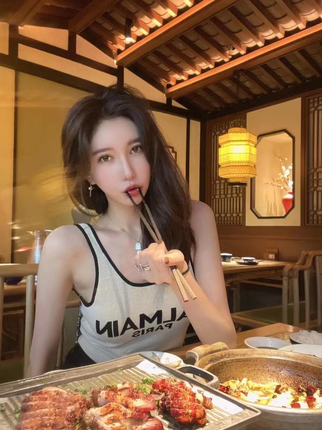 舞蹈老师一字马啪啪